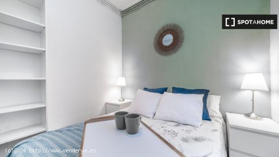 Gran habitación en alquiler en apartamento de 13 habitaciones en Sant Gervasi - BARCELONA