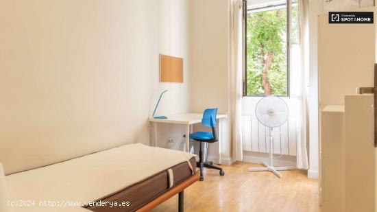 Se alquila habitación en piso de 5 habitaciones en Argüelles - MADRID