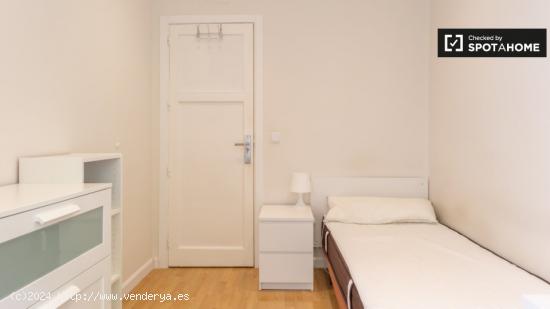 Se alquila habitación en piso de 5 habitaciones en Argüelles - MADRID