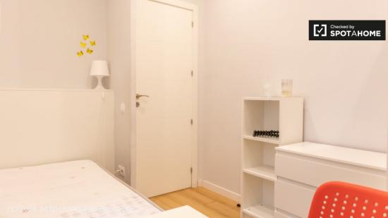 Se alquila habitación en piso de 5 dormitorios en Chamberí - MADRID
