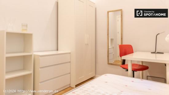 Se alquila habitación en piso de 5 dormitorios en Chamberí - MADRID