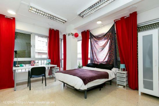 Alquiler de habitaciones en piso de 6 habitaciones en Granada - GRANADA