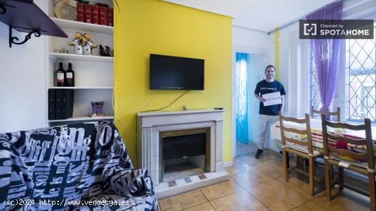 Cama doble en siete habitaciones coloridas para alquilar cerca de Alonso Martinez - MADRID