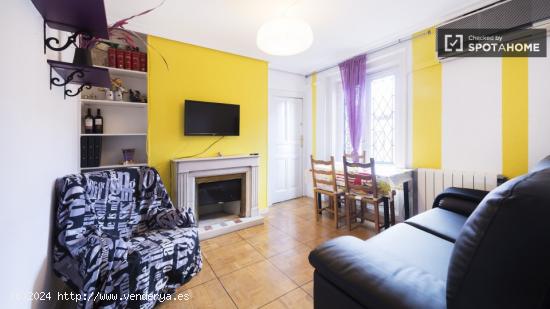 Cama doble en siete habitaciones coloridas para alquilar cerca de Alonso Martinez - MADRID