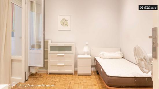 Se alquila habitación en piso de 5 dormitorios en Argüelles, Madrid - MADRID