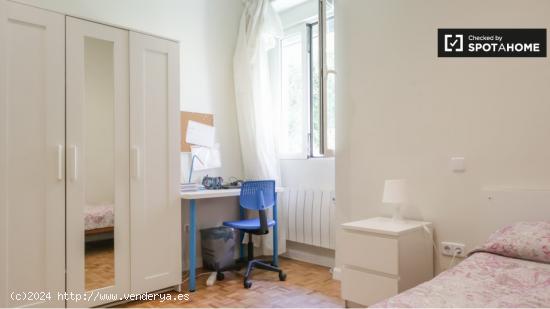 Se alquila habitación en piso de 5 dormitorios en Argüelles, Madrid - MADRID