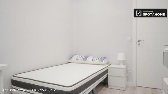 Se alquila habitación en piso de 6 habitaciones en Gaztambide, Madrid - MADRID