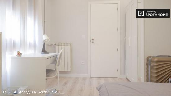 Se alquila habitación en piso de 6 habitaciones en Gaztambide, Madrid - MADRID