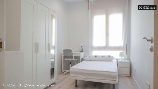  Se alquila habitación en piso de 6 habitaciones en Gaztambide, Madrid - MADRID 