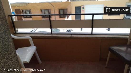 Alquiler de habitaciones para estudiantes en piso de 3 habitaciones en El Zapillo - ALMERIA