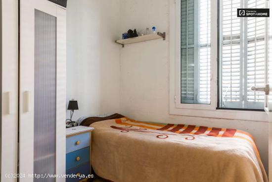 Se alquila habitación en apartamento de 4 dormitorios en Eixample - BARCELONA