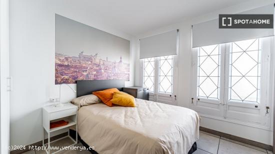 Se alquila habitación en piso de 18 habitaciones en Madrid - MADRID
