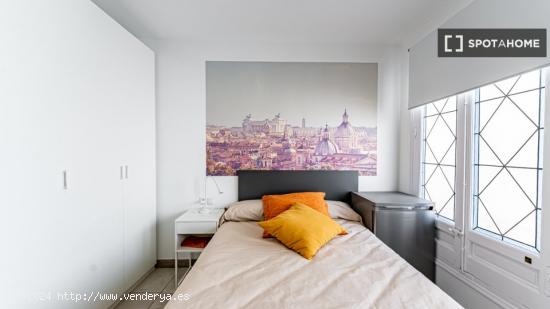Se alquila habitación en piso de 18 habitaciones en Madrid - MADRID