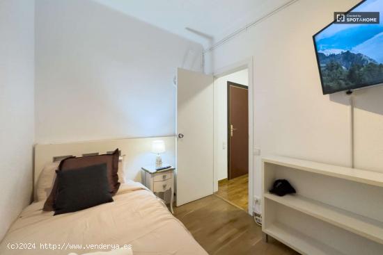 Se alquila habitación en piso de 4 habitaciones en Navas - BARCELONA 