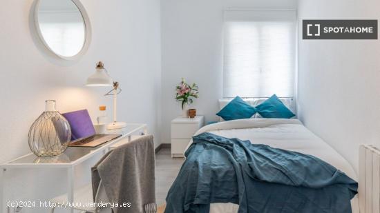 Alquiler de habitaciones en piso de 4 dormitorios en Berruguete, Madrid - MADRID