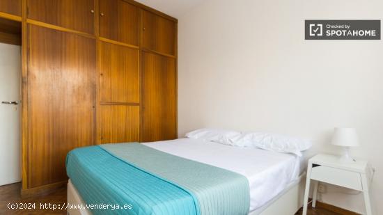 Amplia habitación con armario empotrado en piso compartido, Nueva España - MADRID