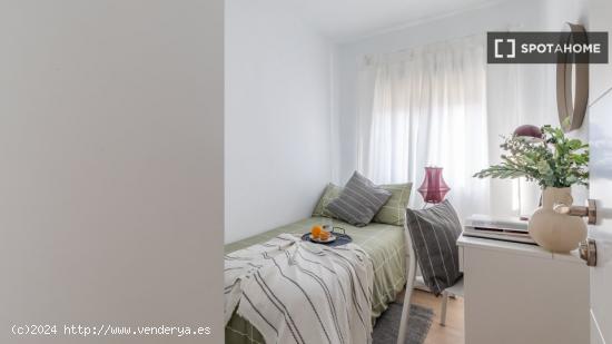 Se alquila habitación en piso de 3 habitaciones en Madrid - MADRID