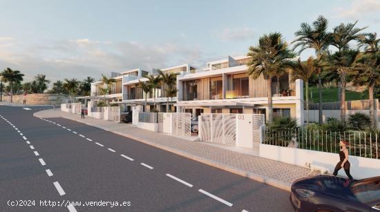 Villa adosada de diseño contemporáneo de 4 dormitorios con vistas al mar en Estepona. - MALAGA