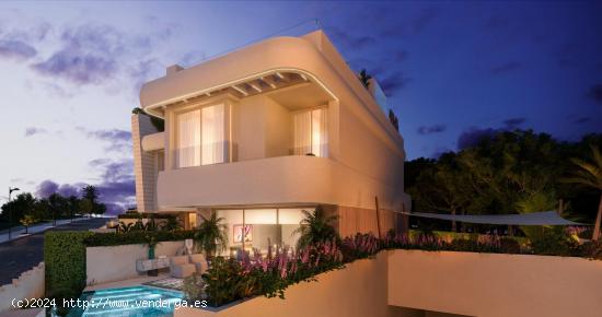 Villa pareada moderna en primera linea de playa con 4 dormitorios en Marbella Este. - MALAGA