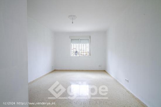 GRAN CASA EN LA ZONA DEL ARENAL CON PATIO. - SEVILLA