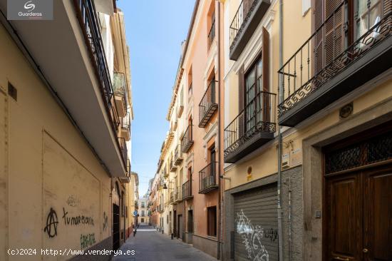 CASA EN EL CENTRO DE GRANADA - GRANADA