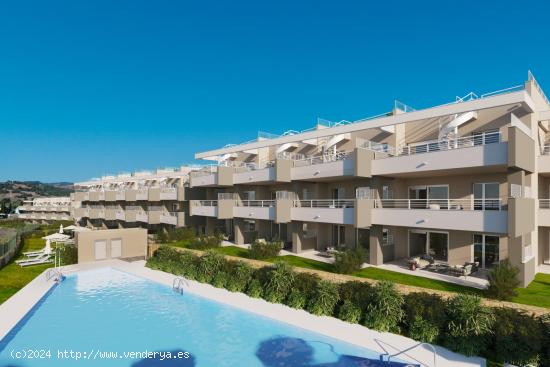 Ático de 3 dormitorios y 2 baños con terraza, solarium y vistas al Golf. Estepona Golf - MALAGA
