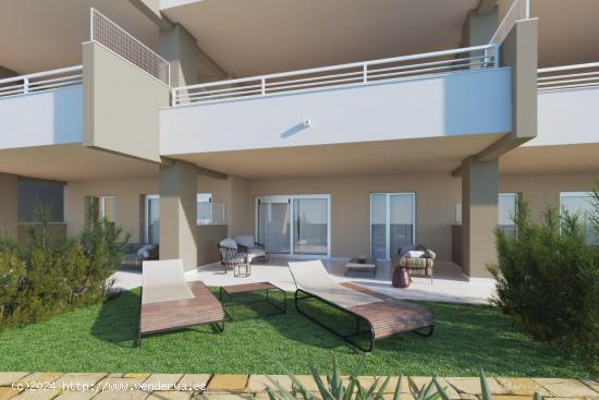 Apartamento bajo de 3 dormitorios y 2 baños con terraza, vistas al Golf. Estepona Golf - MALAGA
