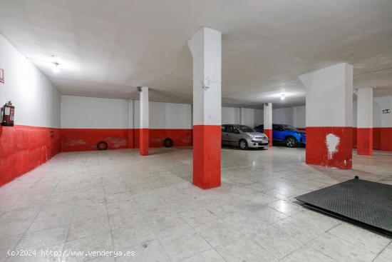 Local Comercial con 254 metros cuadrados junto a Carretera de la Sierra. - GRANADA