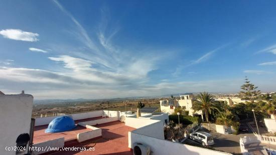 Chalet Independiente con 5 Dormitorios y gran jardín en Las Marinas en Vera Playa - ALMERIA