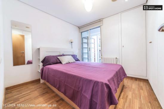 Habitación interior con escritorio en un apartamento de 6 dormitorios, Rascanya - VALENCIA
