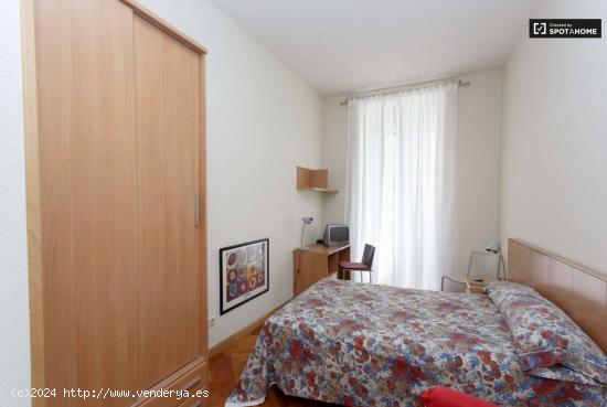 Cálida habitación con amplio espacio de almacenamiento en el apartamento de 12 habitaciones, Atoch