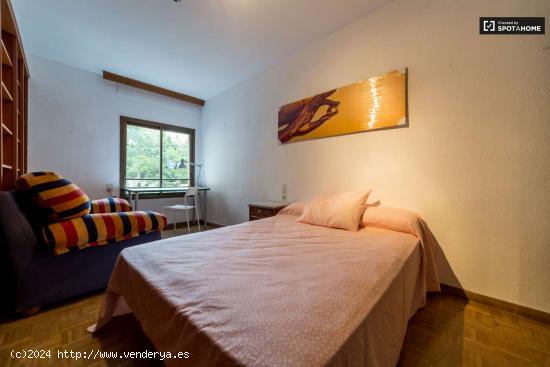 Habitación soleada con parejas permitidas en un apartamento de 6 dormitorios, Algirós - VALENCIA