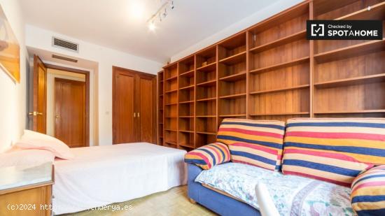 Habitación soleada con parejas permitidas en un apartamento de 6 dormitorios, Algirós - VALENCIA