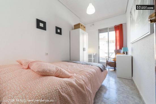 Habitación con cama doble en alquiler en un apartamento de 5 dormitorios en La Saïdia - VALENCIA