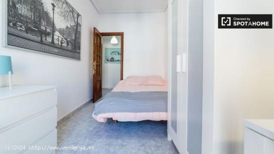 Habitación con cama doble en alquiler en un apartamento de 5 dormitorios en La Saïdia - VALENCIA