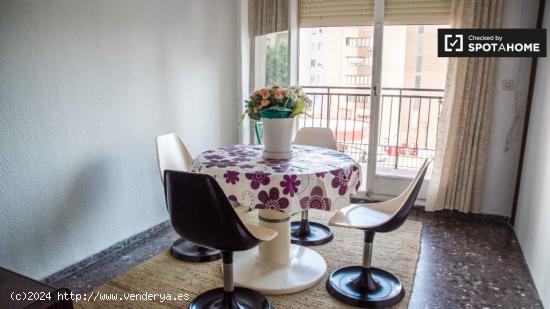 Se alquila habitación amueblada en un apartamento de 7 dormitorios en Quatre Carreres - VALENCIA