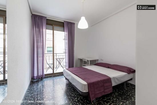 Habitación luminosa en piso de 7 dormitorios en El Pla del Real. - VALENCIA