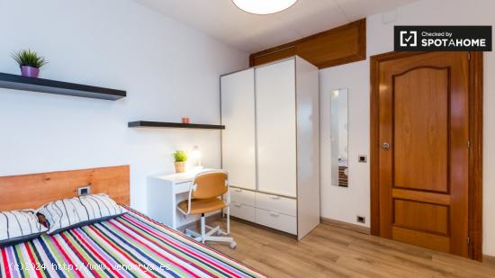 Amplia habitación en apartamento de 4 dormitorios en L'Hospitalet de Llobregat. - BARCELONA