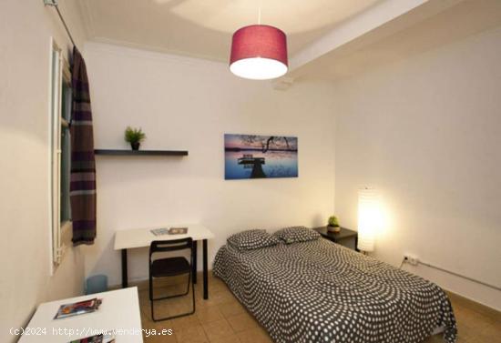  Bonita habitación con armario independiente en un apartamento de 6 habitaciones, Gracia - BARCELONA 