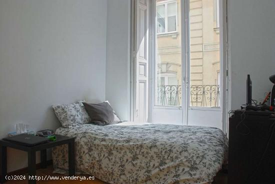  Habitación luminosa con llave independiente en apartamento de 7 habitaciones, Latina - MADRID 