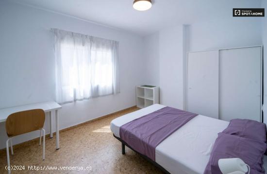  Se alquila habitación en apartamento de 4 dormitorios en Malilla, Valencia - VALENCIA 
