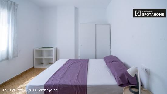Se alquila habitación en apartamento de 4 dormitorios en Malilla, Valencia - VALENCIA