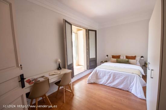 Se alquila habitación en piso de 6 habitaciones en El Farró - BARCELONA