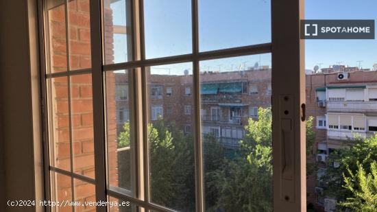 Se alquila habitación en piso de 4 habitaciones en Entrevías - MADRID