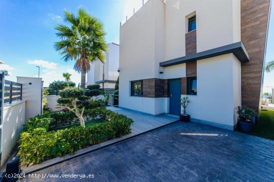 A Luxury 3 Bed 3 Bath Detached Villa with Private Pool and Parking. - ALICANTE