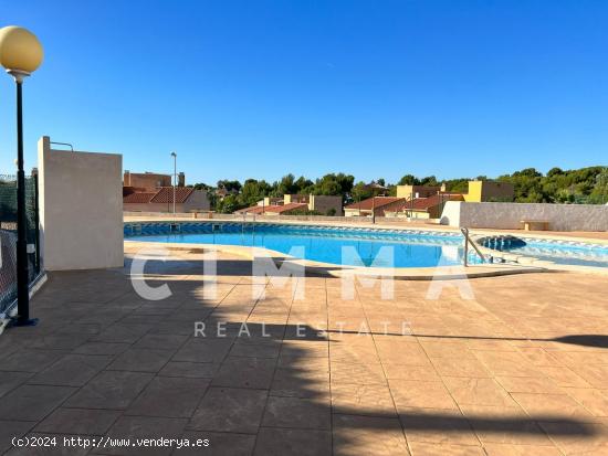 Amplia casa adosada con piscina comunitaria y jardín en La Nucía - ALICANTE