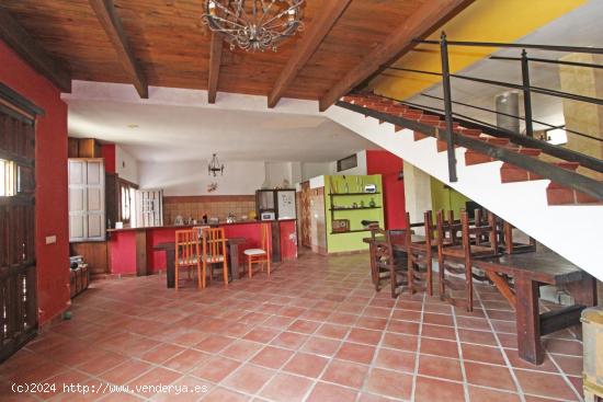 Estupenda casa con terreno en Colmenar - MALAGA