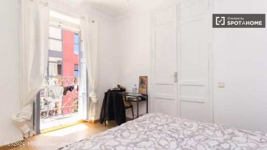 Relajante habitación con armario independiente en piso compartido en Malasaña - MADRID