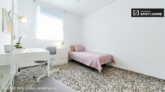 Habitación exterior con cómoda en un apartamento de 4 dormitorios, Camins al Grau - VALENCIA