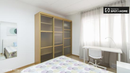 Amplia habitación en un apartamento de 8 habitaciones en Prosperidad - MADRID